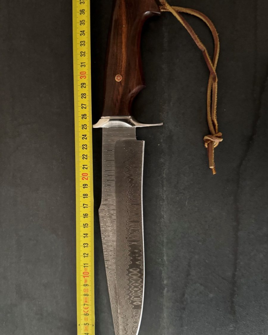 Hunting knife with Damascus steel blade and olive wood handle