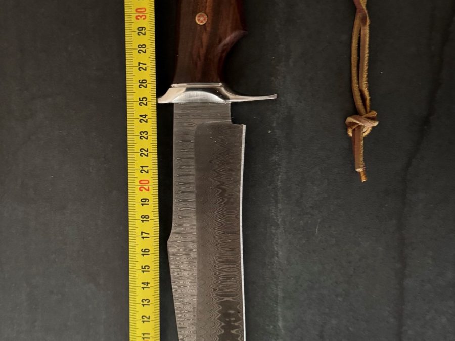 Hunting knife with Damascus steel blade and olive wood handle